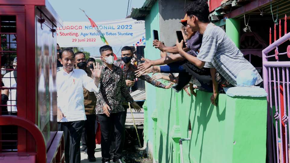 Foto 5 - Jokowi bersama rombongan saat meninjau bedah rumah apung di Lorong 6 Umum Bagan Deli, Kecamatan Medan Belawan, Medan. (Dok. Istimewa).jpg